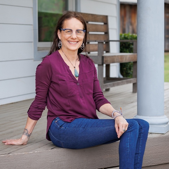 Meet your Posher, Cynthia - Picture 1 of 5